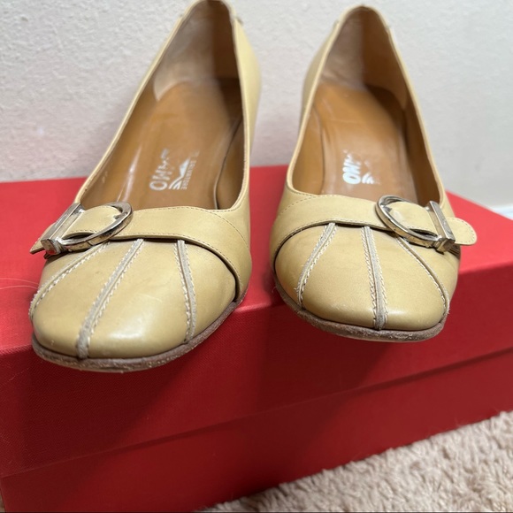 Vintage Salvatore Ferragamo 9B Kitten Heels Camel Beige - Picture 5 of 8